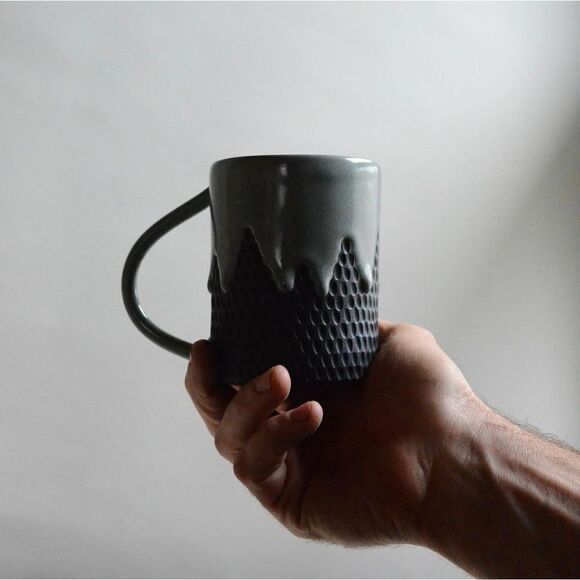 Cieri Fabrication drip mug in sage / black clay body - Picture 9 of 13